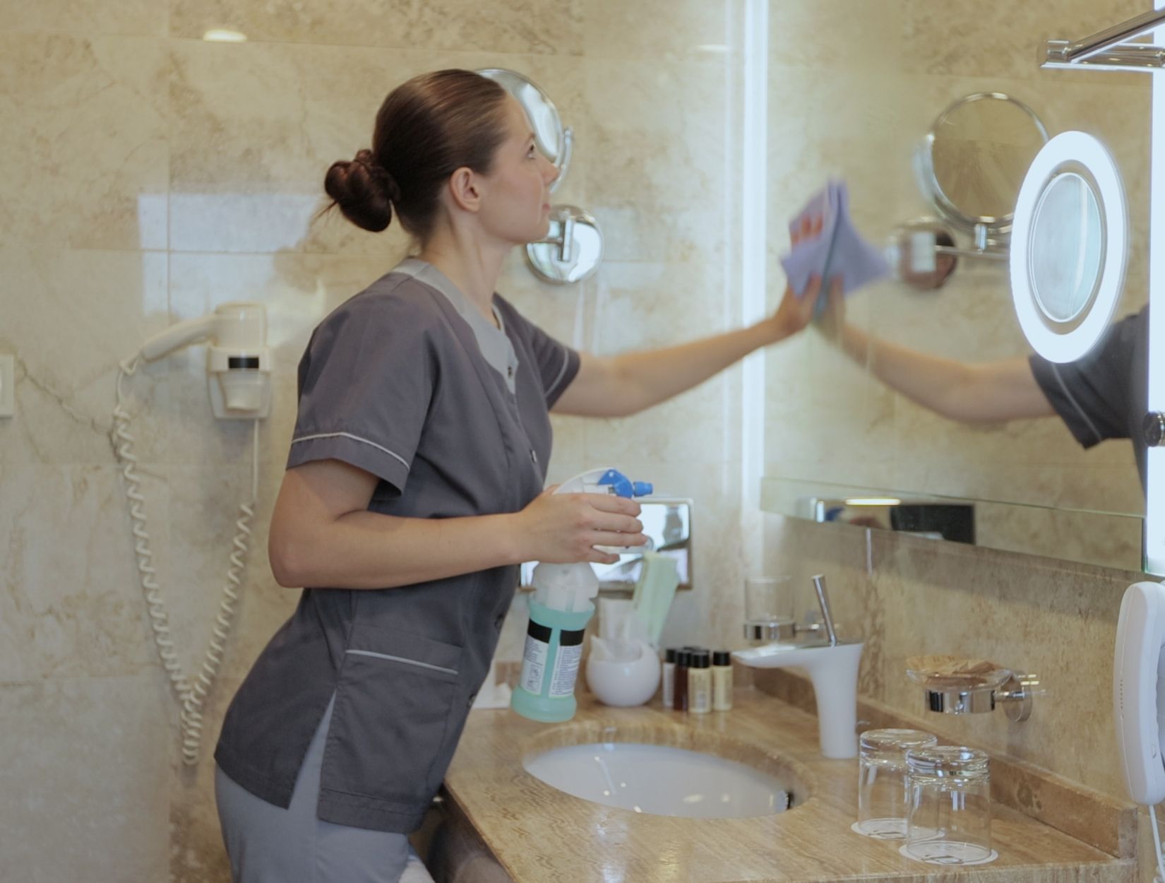 How do Airbnb cleaning services help hosts get better reviews?